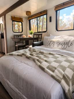 Zen Den Luxury RV Retreat Hot Tub Fire Pit Escape - Image 2