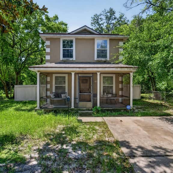 Cozy 3BR Home Near Downtown, Patio, Parking - Image 1