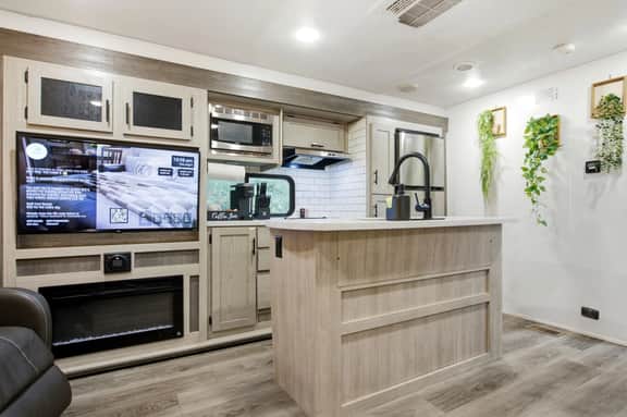 Zen Den Luxury RV Retreat Hot Tub Fire Pit Escape - Image 4