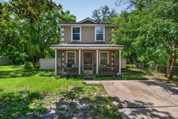 Cozy 3BR Home Near Downtown, Patio, Parking - Image 1